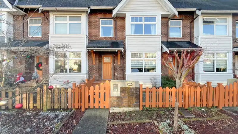 214 BROOKES STREET - photo 2 of 30