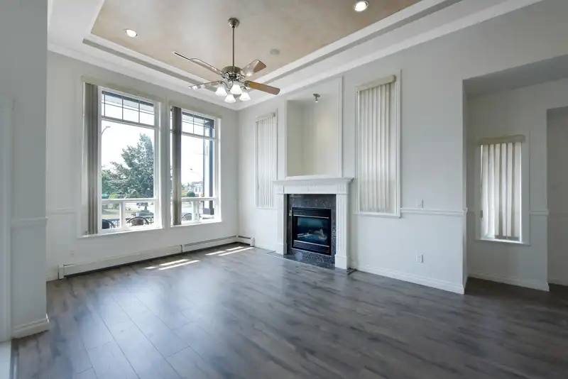 12355 65 AVENUE - photo 4 of 40