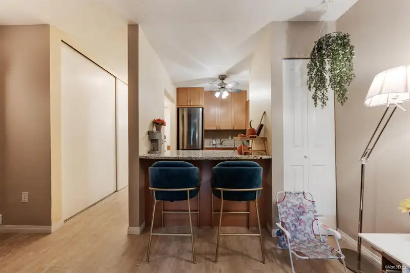 210 1545 E 2ND AVENUE - photo 3 of 14