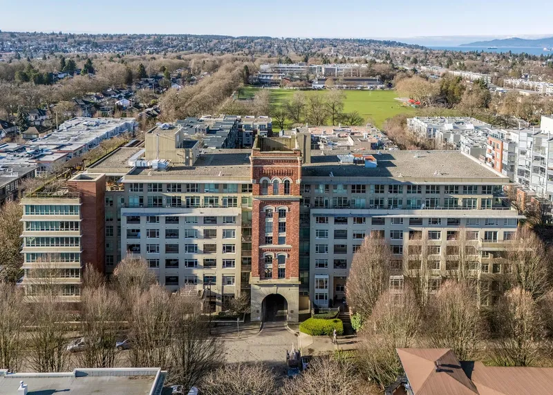 804 2799 YEW STREET - photo 1 of 25