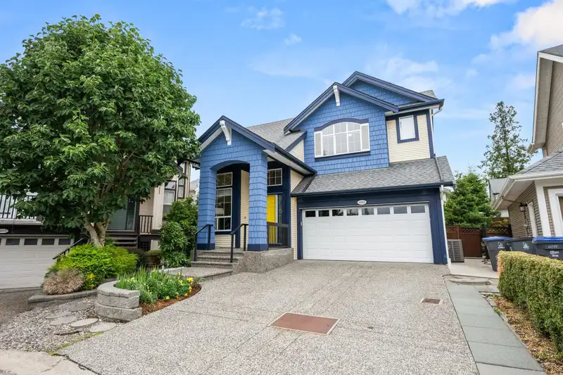 6085 165A STREET - photo 3 of 40