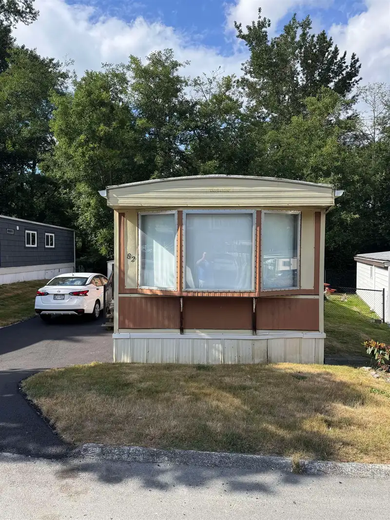 82 8220 KING GEORGE BOULEVARD - photo 2 of 4