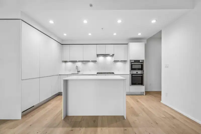 4405 3833 EVERGREEN PLACE - photo 3 of 40