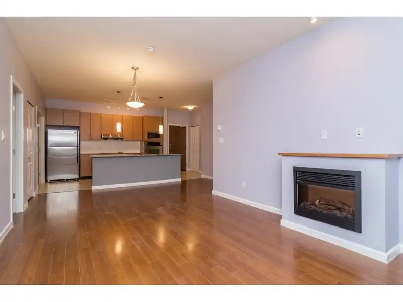 302 15388 101 AVENUE - photo 4 of 13