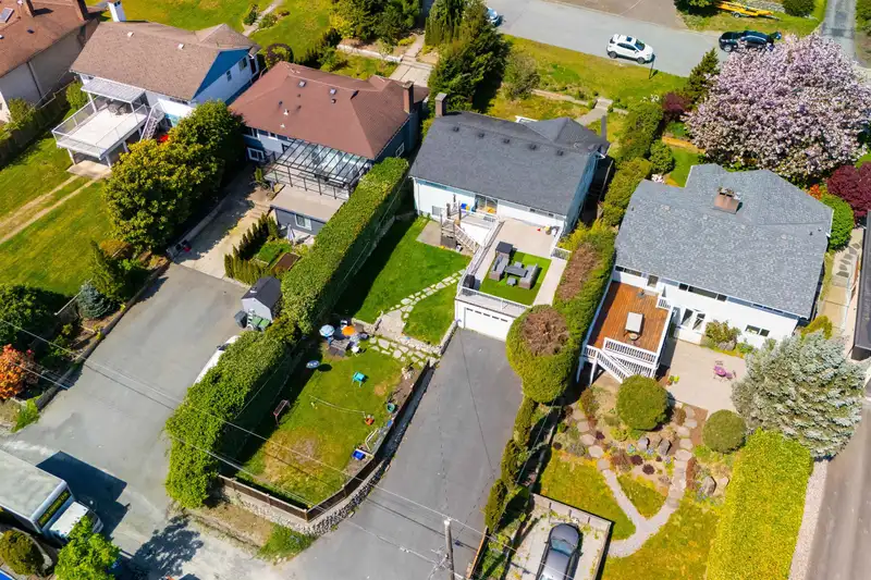 1059 CALVERHALL STREET - photo 2 of 25