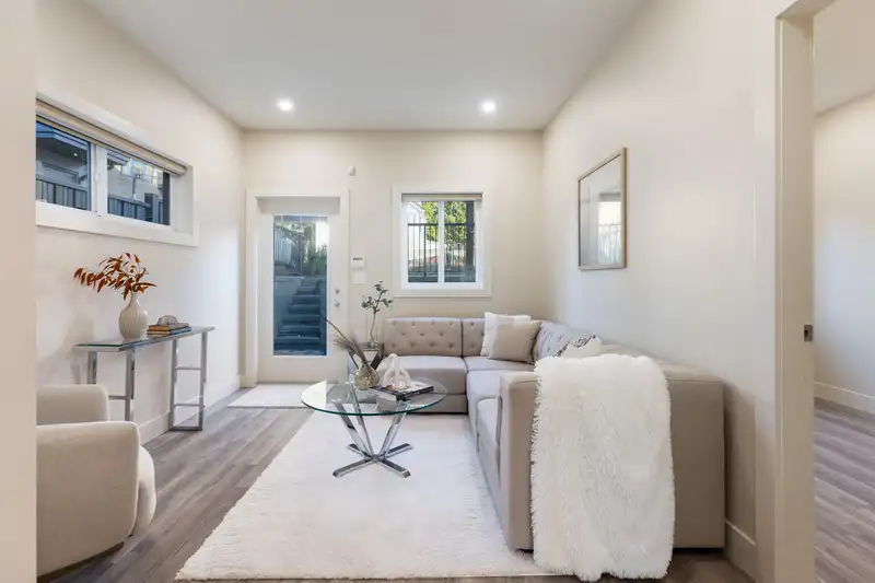 941B WALLS AVENUE - photo 3 of 37