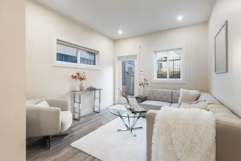 941B WALLS AVENUE - photo 4 of 37