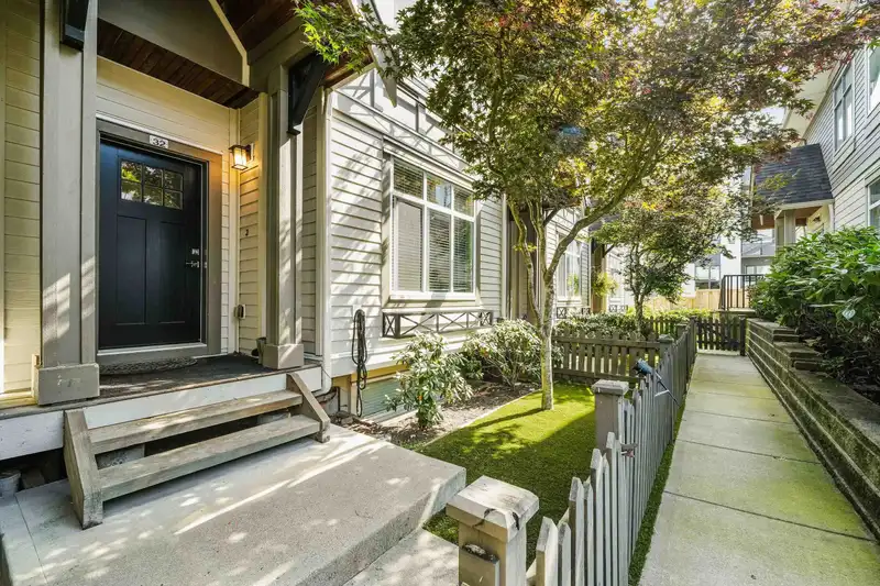 32 6588 195A STREET - photo 1 of 26