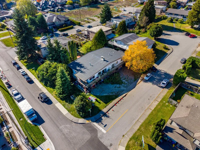 780 782 CATHERINE AVENUE - photo 4 of 25