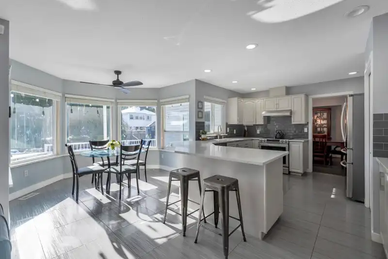 15582 112 AVENUE - photo 1 of 35