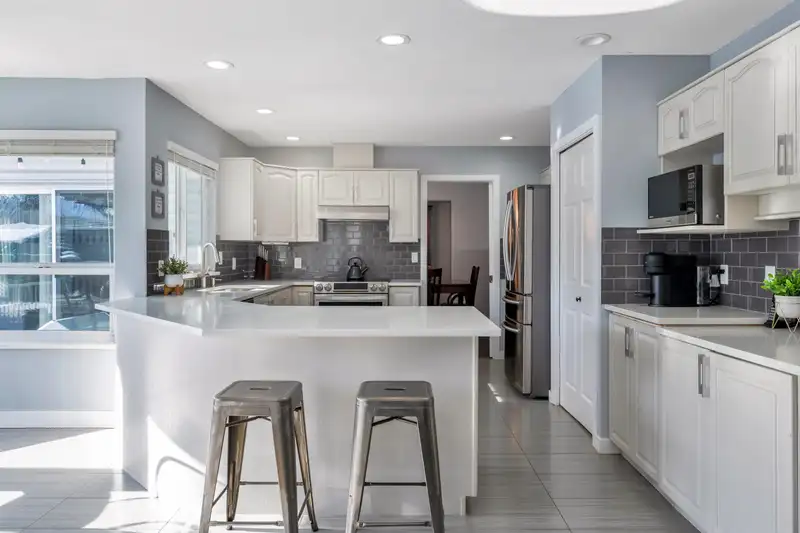 15582 112 AVENUE - photo 4 of 35