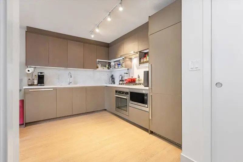 1015 13696 100 AVENUE - photo 1 of 11