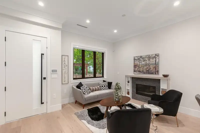 1560 E 10TH AVENUE - photo 2 of 26