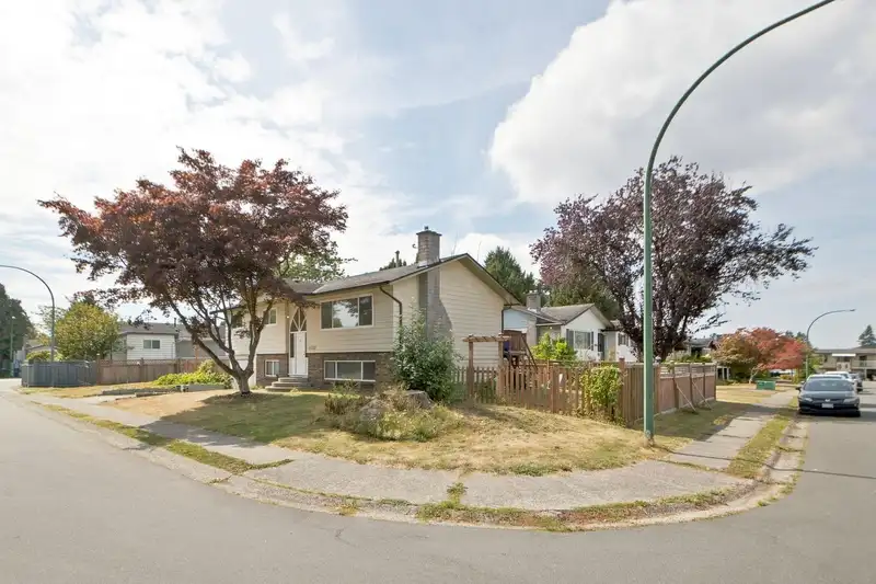 7567 114 STREET - photo 2 of 31