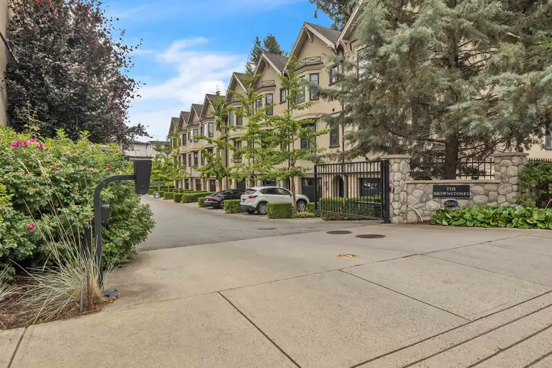 527 2580 LANGDON STREET - photo 3 of 34