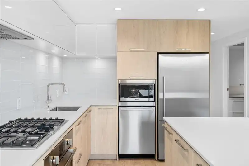 1101 680 SEYLYNN CRESCENT - photo 2 of 38