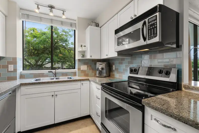 202 1390 DUCHESS AVENUE - photo 4 of 23