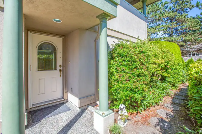 212 13888 70 AVENUE - photo 3 of 39