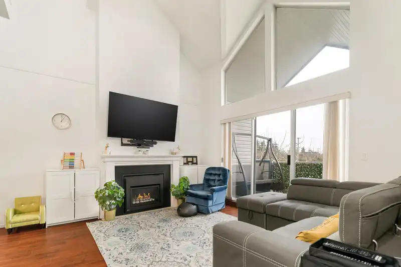 318 13918 72 AVENUE - photo 3 of 33