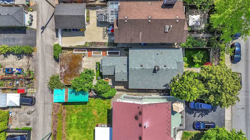 1698 GARDEN AVENUE - photo 2 of 21