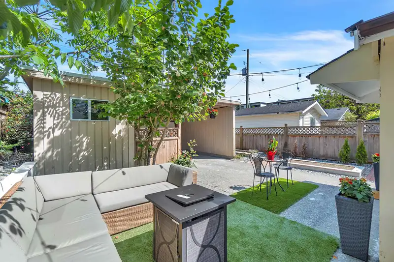 1698 GARDEN AVENUE - photo 4 of 21