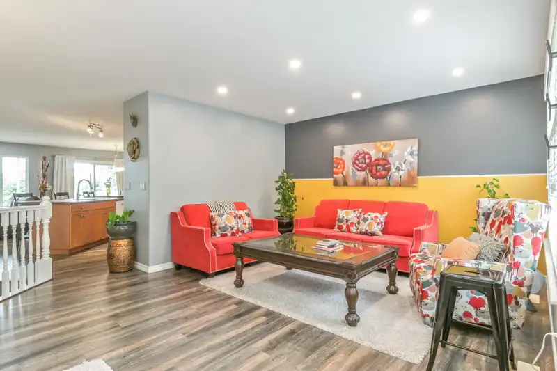 35109 LABURNUM AVENUE - photo 4 of 40