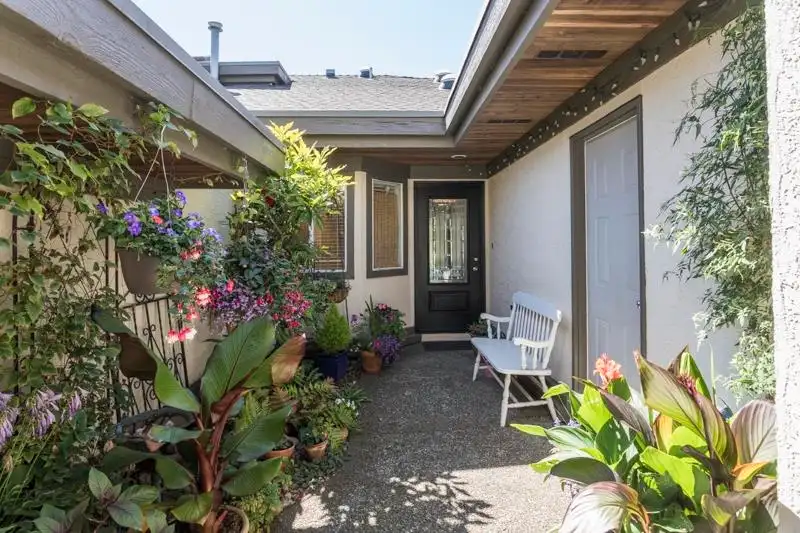 4 12975 17 AVENUE - photo 1 of 31