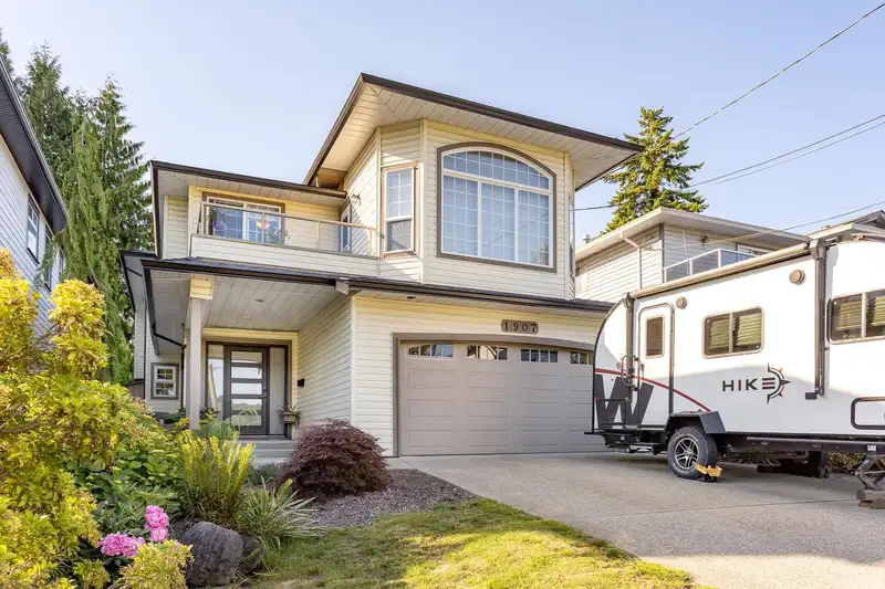 1907 HARBOUR STREET - photo 1 of 33