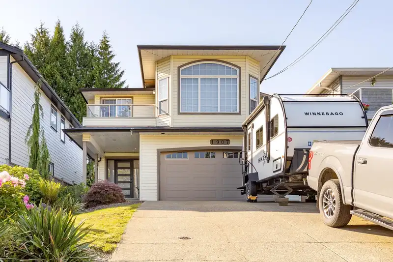 1907 HARBOUR STREET - photo 2 of 33