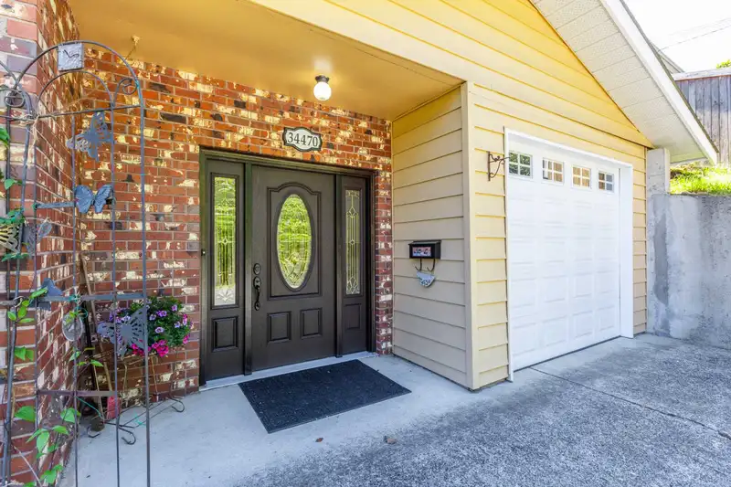 34470 LABURNUM AVENUE - photo 3 of 38