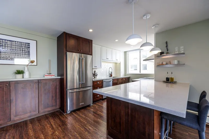 302 540 LONSDALE AVENUE - photo 2 of 11