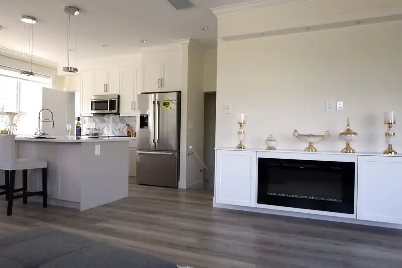 18 8181 135A STREET - photo 2 of 14