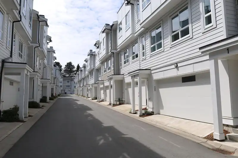 18 8181 135A STREET - photo 3 of 14
