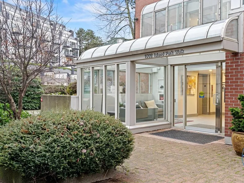 105 1502 ISLAND PARK WALK - photo 3 of 25