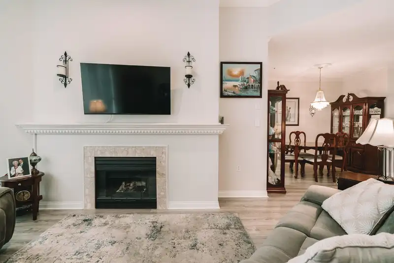 402 2995 PRINCESS CRESCENT - photo 2 of 27