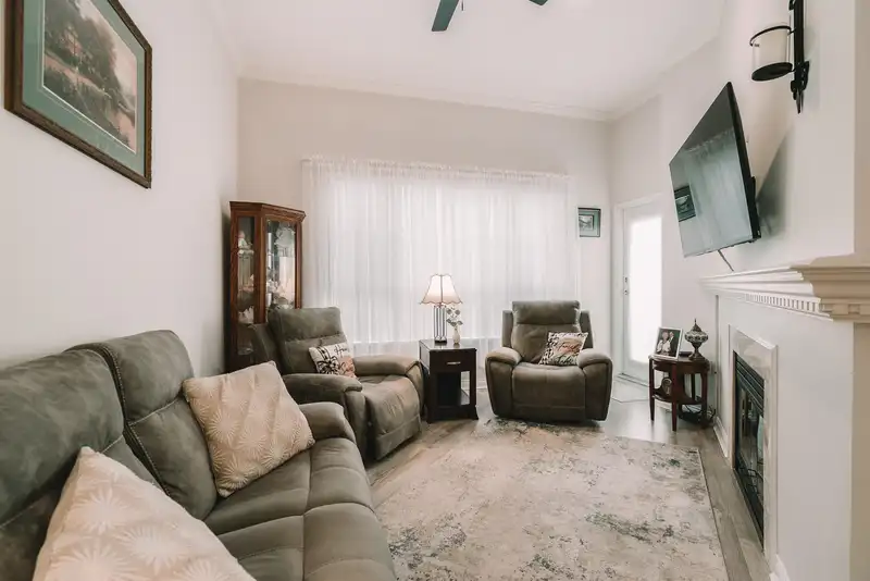 402 2995 PRINCESS CRESCENT - photo 3 of 27