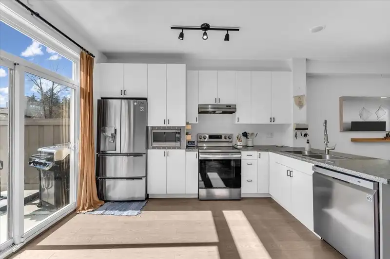 61 14838 61 AVENUE - photo 3 of 40
