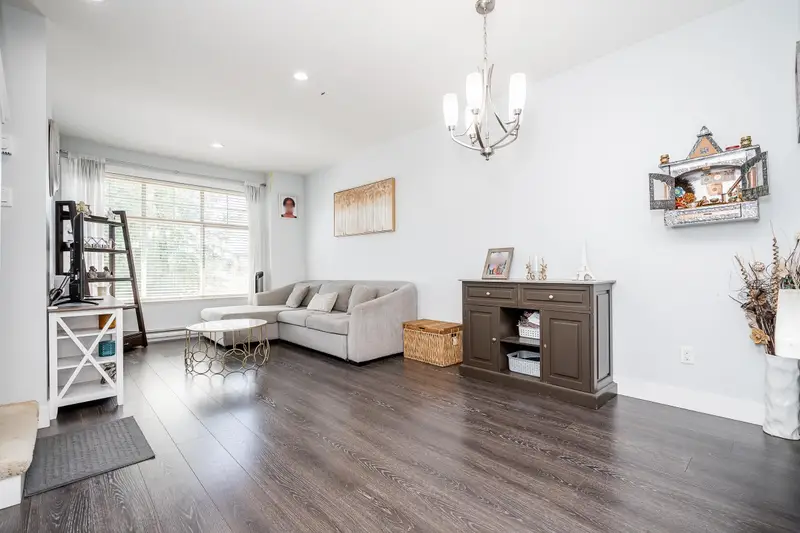 5 19525 73 AVENUE - photo 2 of 25