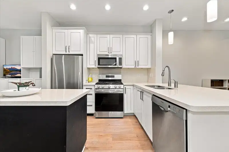 6 2689 PARKWAY DRIVE - photo 2 of 18