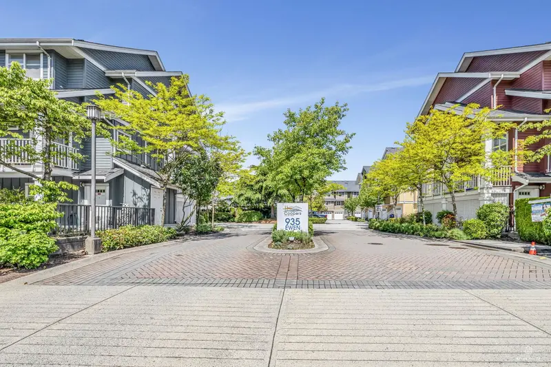 8 935 EWEN AVENUE - photo 2 of 25