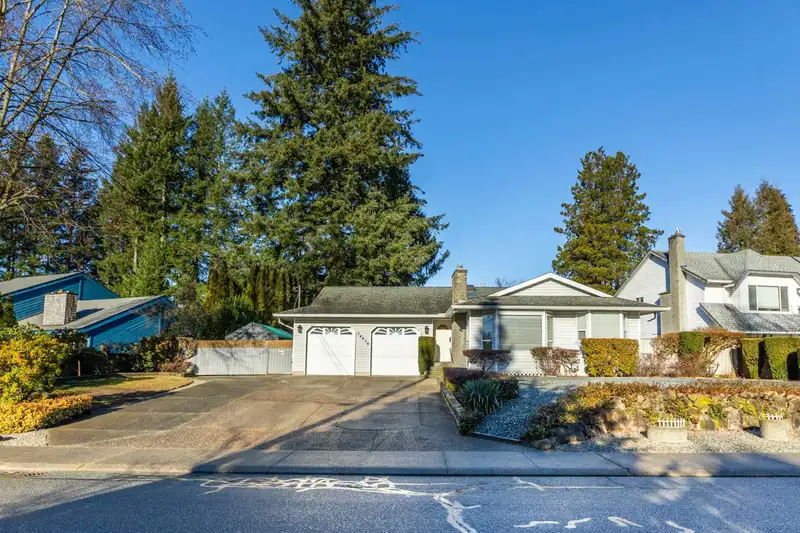 34659 LABURNUM AVENUE - photo 2 of 40