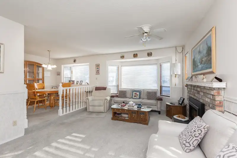 34659 LABURNUM AVENUE - photo 4 of 40