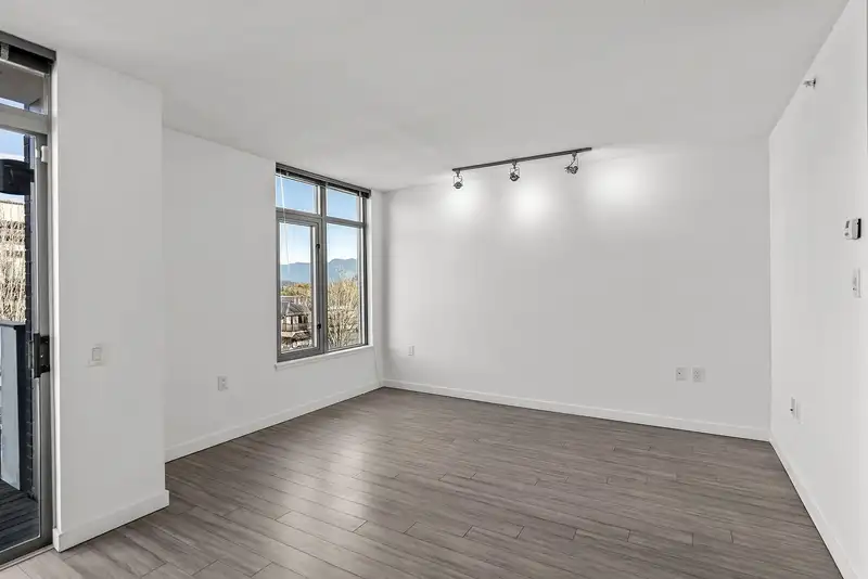 410 4310 HASTINGS STREET - photo 2 of 40