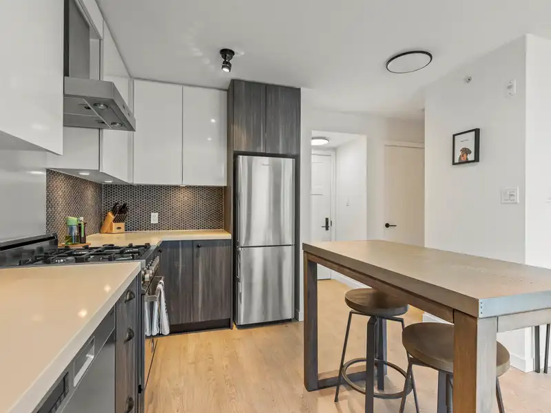 502 311 E 6TH AVENUE - photo 3 of 40