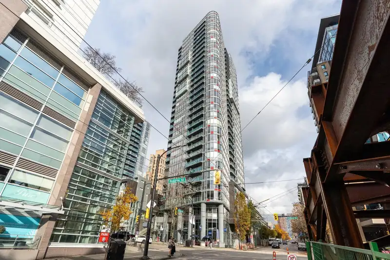 2210 233 ROBSON STREET - photo 1 of 29