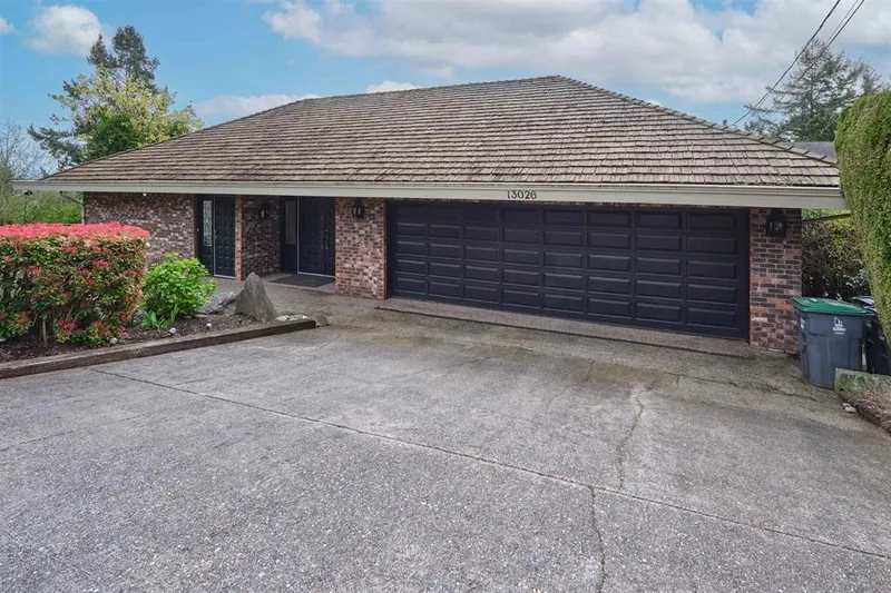 13026 13 AVENUE - photo 4 of 25