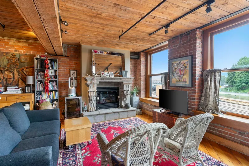 301 41 ALEXANDER STREET - photo 3 of 25