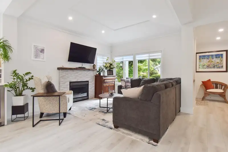 5 18088 8 AVENUE - photo 4 of 27