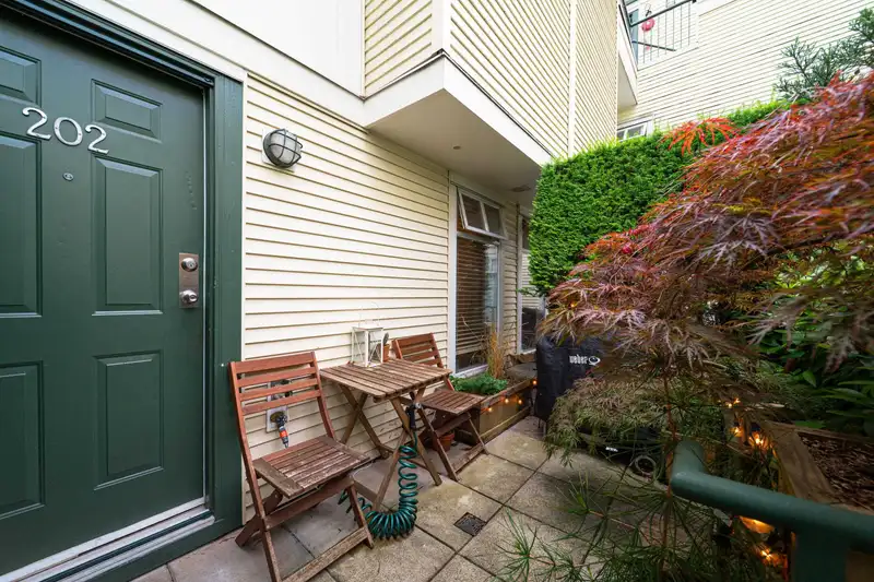 202 3727 W 10TH AVENUE - photo 3 of 40
