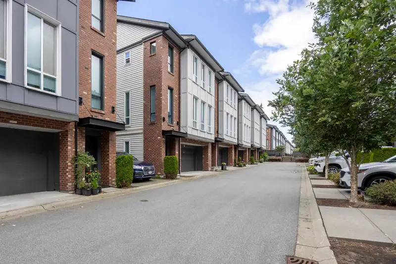 70 15898 27 AVENUE - photo 1 of 19